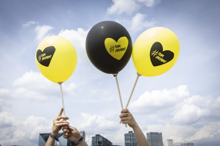 Drei Luftballons vor blauem Himmel